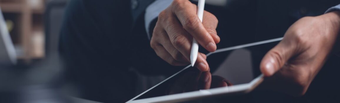 Eine Person, die mit einem Tablet-Stift auf das Display eines Tablets tippt